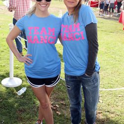 Reese Witherspoon y Renee Zellweger participando en la carrera contra el ELA en Los Ángeles