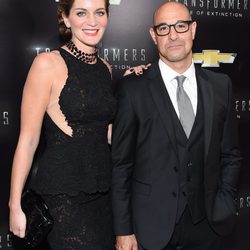 Stanley Tucci y Felicity Blunt en la premiere de 'Transformers: La era de la extinción'