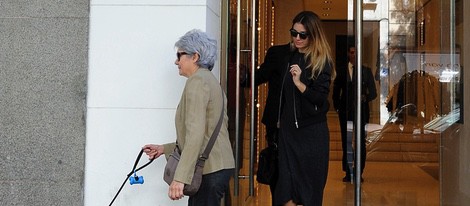 Blanca Suárez saliendo de Dior con su madre y su perro Pistacho