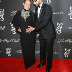 Alicia Keys y Swizz Beatz posan a su llegada a gala benéfica de Gabrielle's Angel Foundation