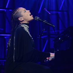 Alicia Keys durante su actuación en la gala benéfica de Gabrielle's Angel Foundation