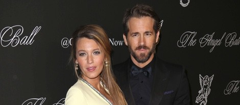 Blake Lively luciendo embarazo con Ryan Reynolds en la Gala Angel Ball 2014