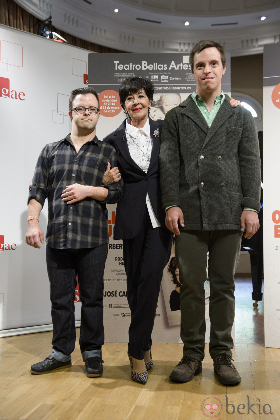 Concha Velasco con Hugo Aritzmendiz y Rodrigo Raimondi en la presentación de 'Olivia y Eugenio'