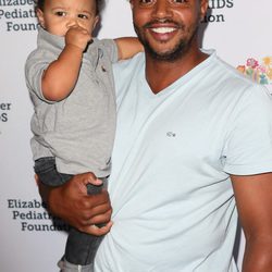 Donald Faison y su hijo Rocco en una gala benéfica por el VIH