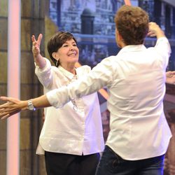 Pablo Motos abraza a Concha Velasco en su visita a 'El hormiguero'