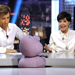 Concha Velasco con Pablo Motos para presentar 'Olivia y Eugenio' en 'El hormiguero'