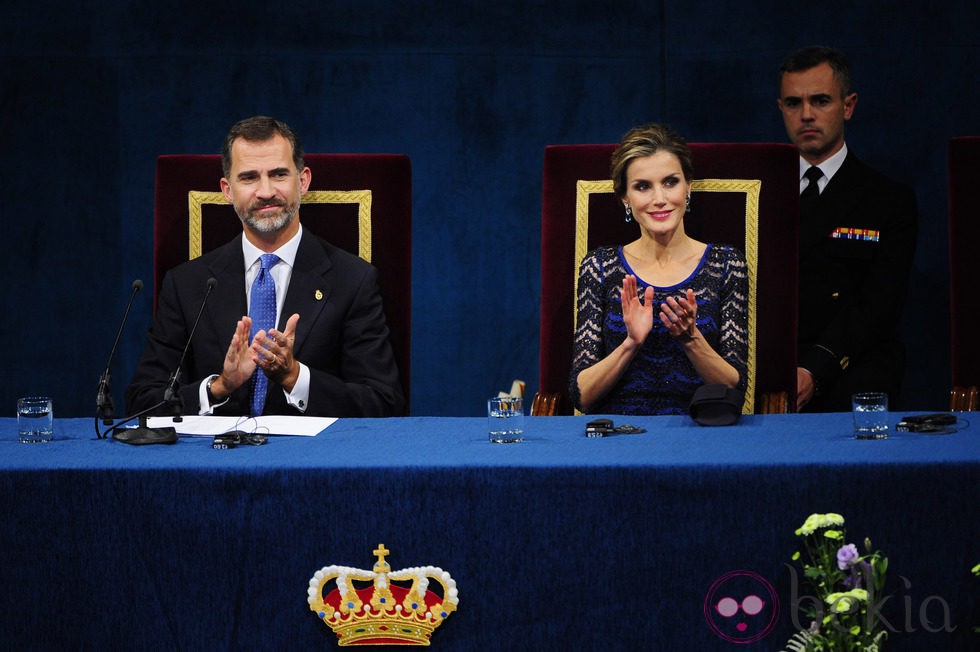 El Rey Felipe VI y la Reina Letizia aplauden desde la mesa presidencial de los Premios Príncipe de Asturias 2014