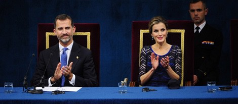 El Rey Felipe VI y la Reina Letizia aplauden desde la mesa presidencial de los Premios Príncipe de Asturias 2014