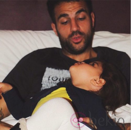 Cesc Fàbregas y su hija Lia se miran con mucha complicidad