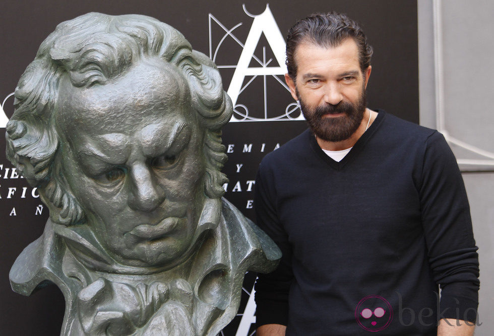 Antonio Banderas posa para la prensa durante la rueda de prensa del Goya de Honor 2015