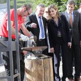 La Reina Letizia contempla curiosa el proceso de forja de los herreros