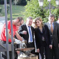 La Reina Letizia contempla curiosa el proceso de forja de los herreros