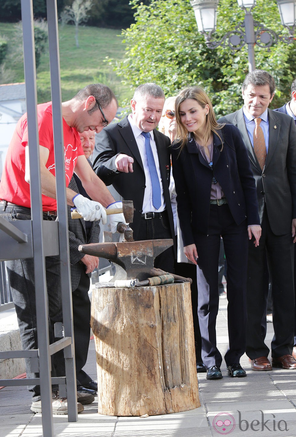 La Reina Letizia contempla curiosa el proceso de forja de los herreros