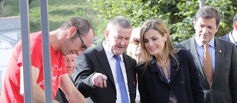 La Reina Letizia contempla curiosa el proceso de forja de los herreros