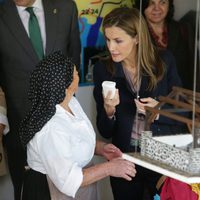 La Reina Letizia conversa con una lavandera pastilla de jabón en mano en Boal