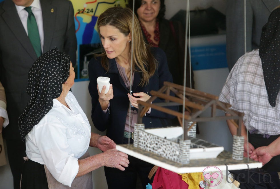 La Reina Letizia conversa con una lavandera pastilla de jabón en mano en Boal