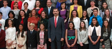 El Rey Felipe por primera vez con los ganadores del concurso '¿Qué es un Rey para ti?'