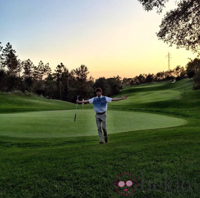 Andrés Velencoso jugando al golf