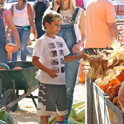 Gwen Stefani y su hijo Kingston visitando un huerto de calabazas en Moorpark, California