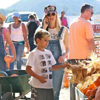 Gwen Stefani y su hijo Kingston visitando un huerto de calabazas en Moorpark, California