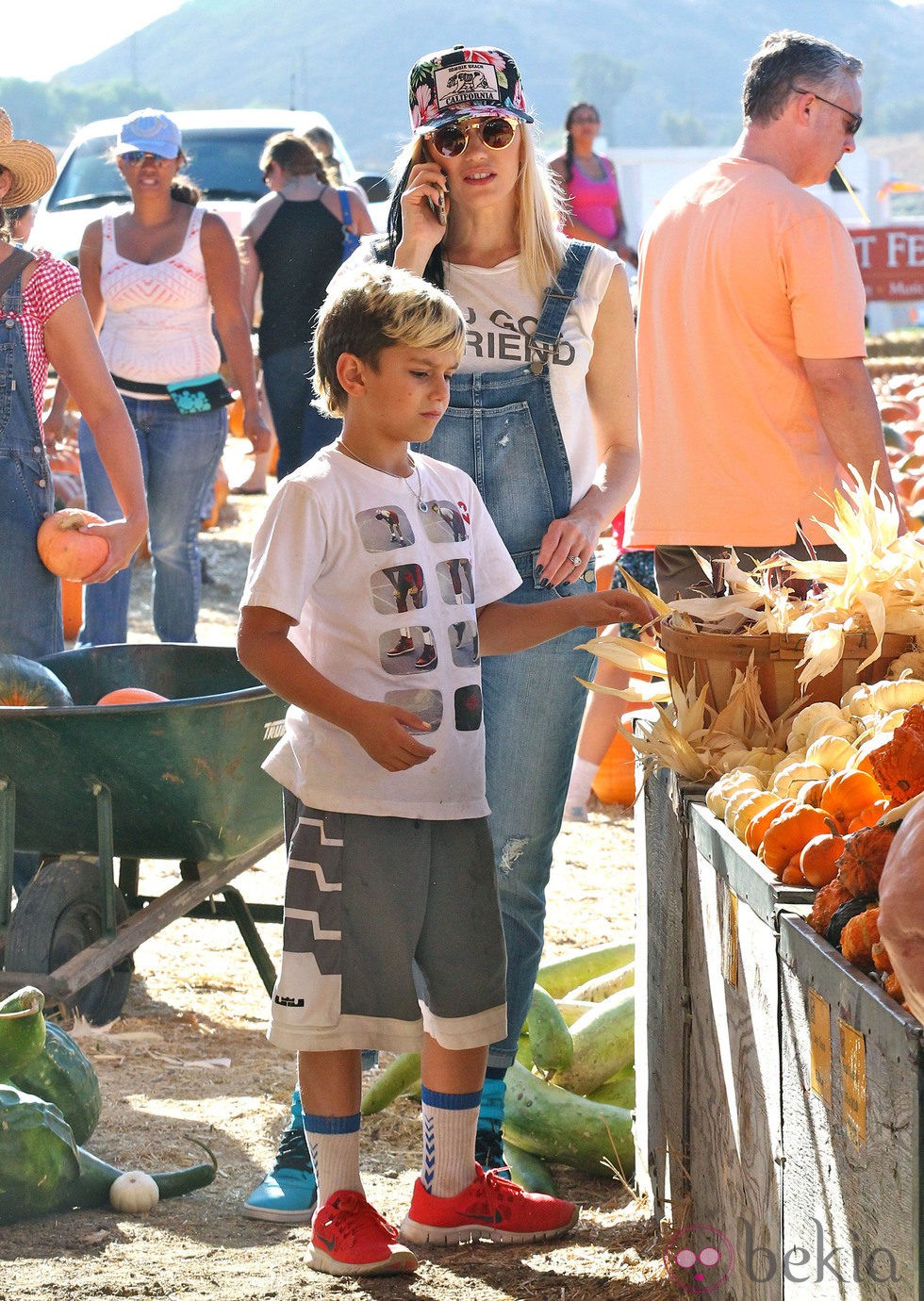 Gwen Stefani y su hijo Kingston visitando un huerto de calabazas en Moorpark, California