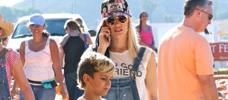 Gwen Stefani y su hijo Kingston visitando un huerto de calabazas en Moorpark, California