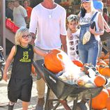 Gwen Stefani junto a su familia en un huerto de calabazas de Moorpark, California