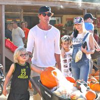 Gwen Stefani junto a su familia en un huerto de calabazas de Moorpark, California