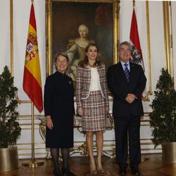 La Reina Letizia recibida por el Presidente de Austria y su mujer en Viena