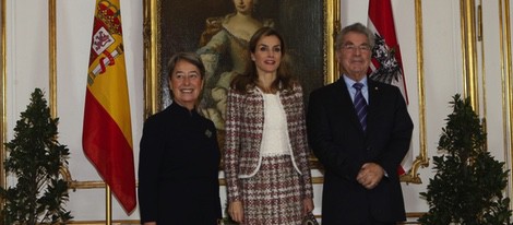 La Reina Letizia recibida por el Presidente de Austria y su mujer en Viena