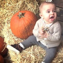 La Princesa Leonor de Suecia junto a una calabaza de Halloween