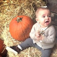 La Princesa Leonor de Suecia junto a una calabaza de Halloween