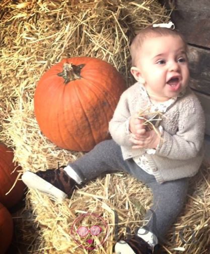 La Princesa Leonor de Suecia junto a una calabaza de Halloween