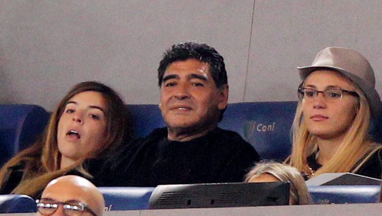 Diego Maradona y Rocío Oliva viendo un partido de fútbol en el Estadio Olímpico de Roma en 2013