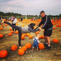 Hilaria Thomas y Alec Baldwin con Carmen Gabriela en una plantación de calabazas