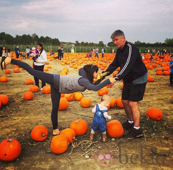 Hilaria Thomas y Alec Baldwin con Carmen Gabriela en una plantación de calabazas