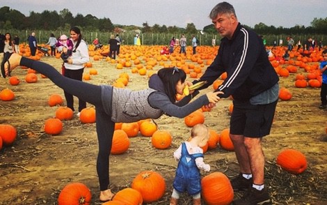 Hilaria Thomas y Alec Baldwin con Carmen Gabriela en una plantación de calabazas