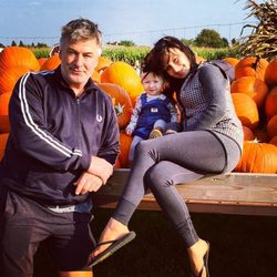 Hilaria y Alec Baldwin preparan Halloween en familia