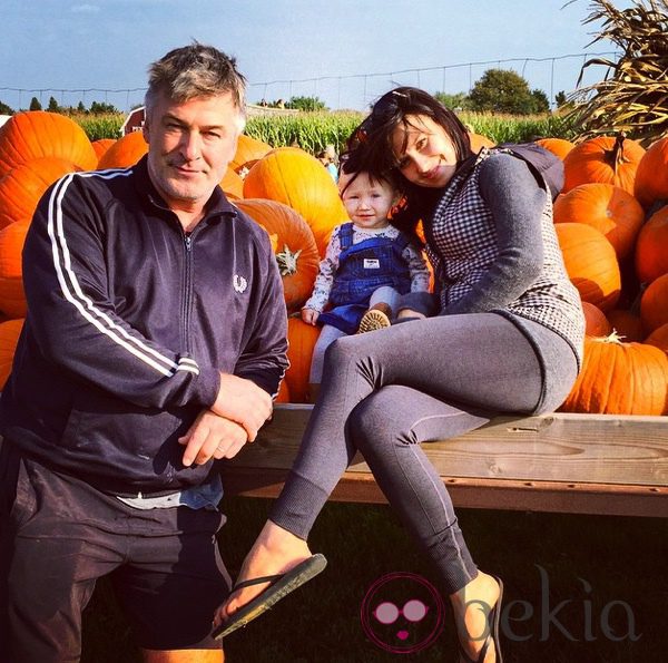 Hilaria y Alec Baldwin preparan Halloween en familia