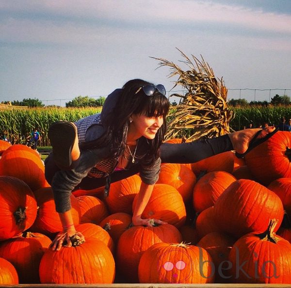 Hilaria Thomas hace poses de yoga sobre calabazas