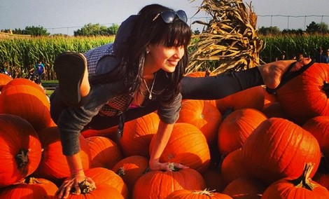 Hilaria Thomas hace poses de yoga sobre calabazas