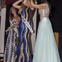 Patricia Yurena cediendo la corona de Miss España a Desiré Cordero