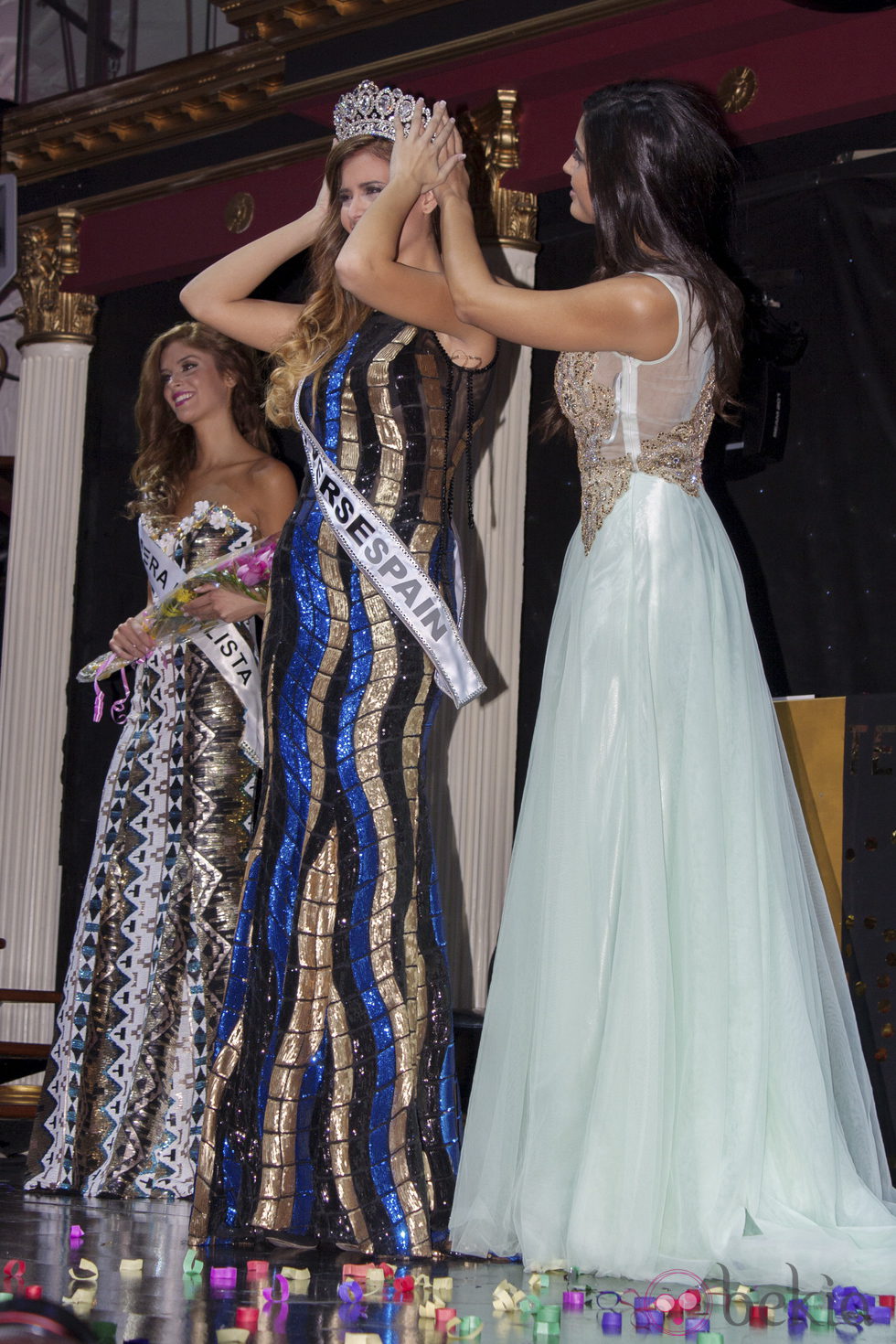 Patricia Yurena cediendo la corona de Miss España a Desiré Cordero