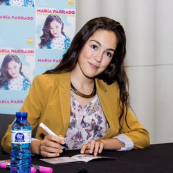 María Parrado, ganadora de 'La Voz Kids' firmando discos de su primer álbum en Madrid