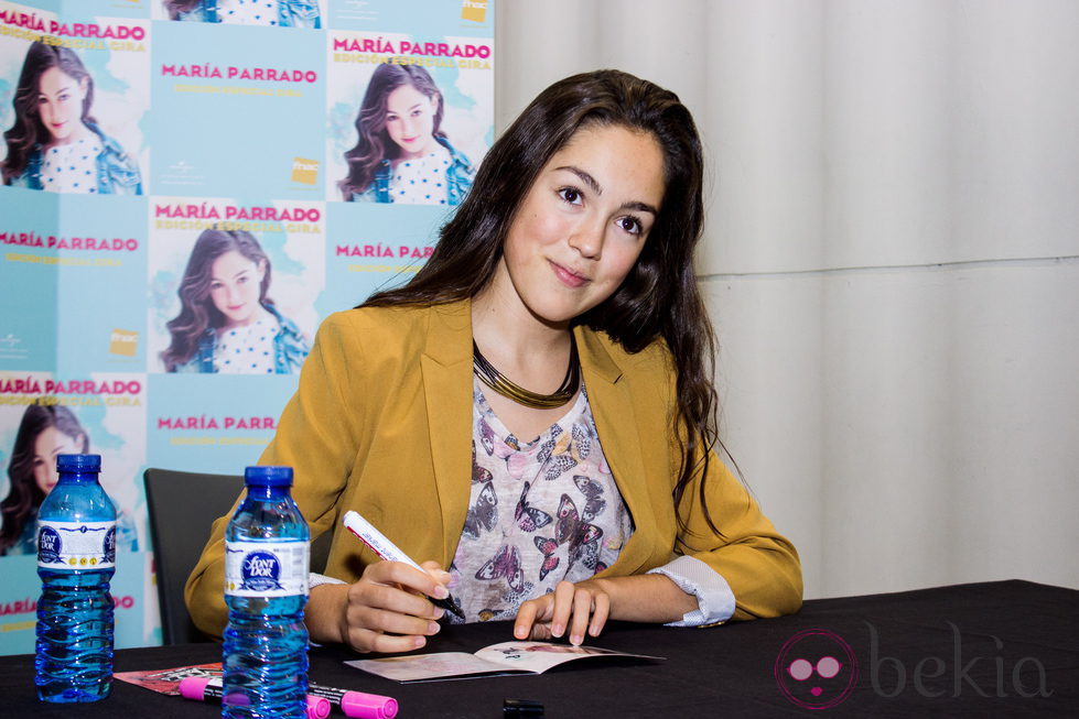 María Parrado, ganadora de 'La Voz Kids' firmando discos de su primer álbum en Madrid