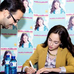 María Parrado atendiendo a sus fans en una firma de discos en Madrid