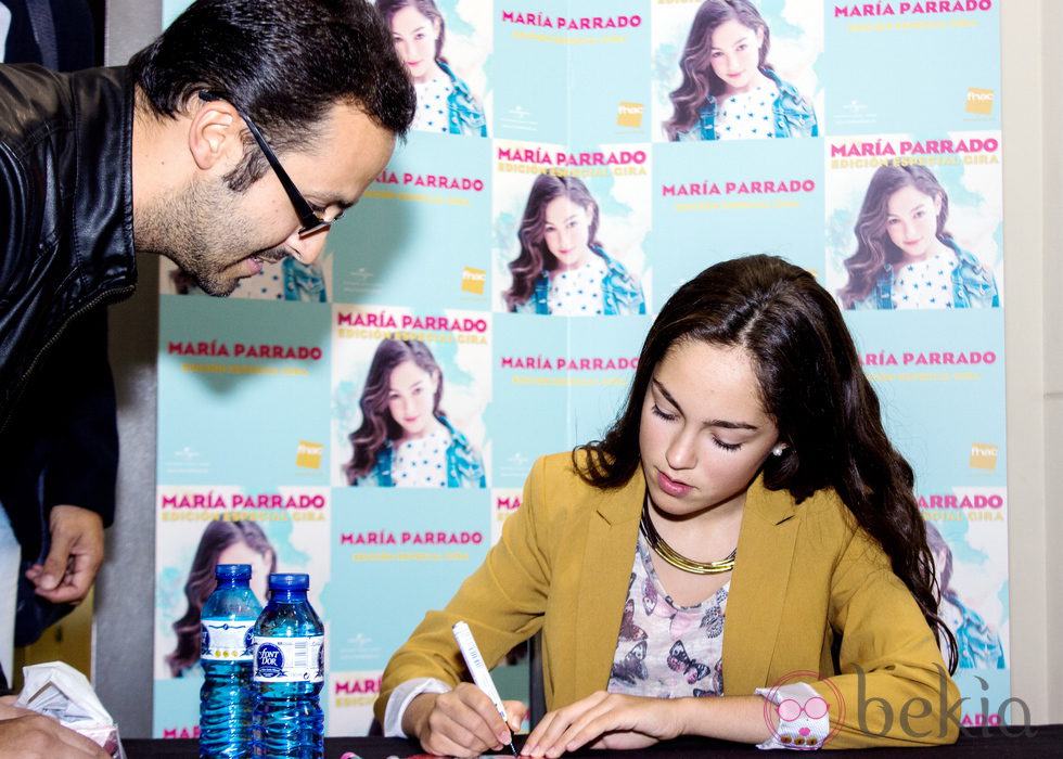 María Parrado atendiendo a sus fans en una firma de discos en Madrid