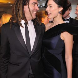 Jessica Paré y su novio John Kastner mirándose con ternura