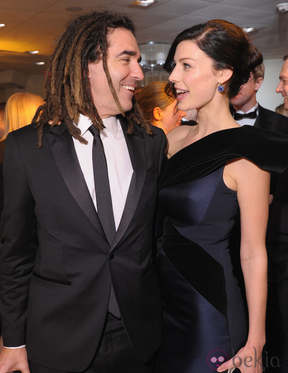 Jessica Paré y su novio John Kastner mirándose con ternura