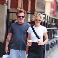 Meg Ryan y John Mellencamp pasean por Nueva York